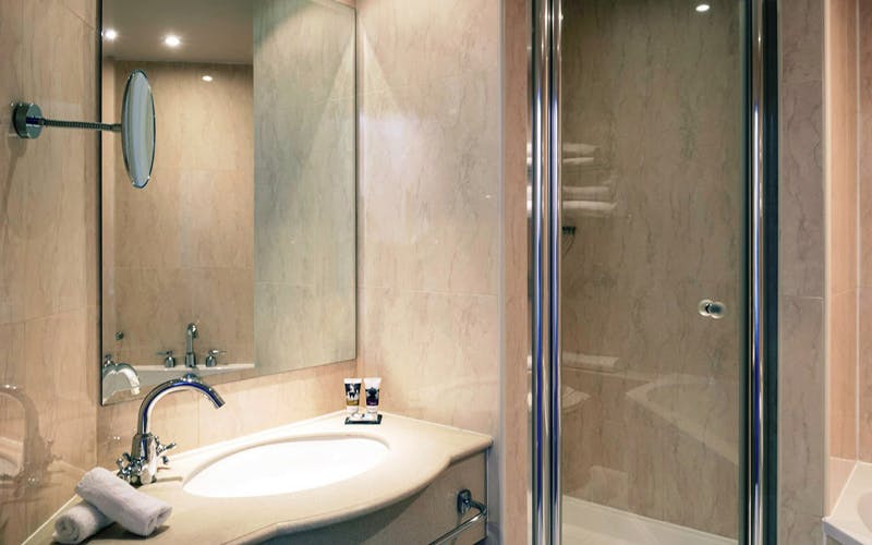  Mercure Cardiff Holland House Hotel & Spa Bathroom