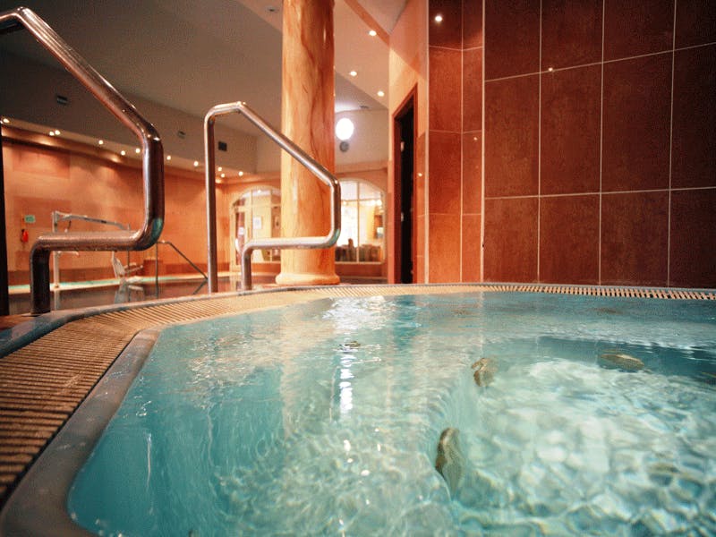 Crabwall Manor and Spa Jacuzzi