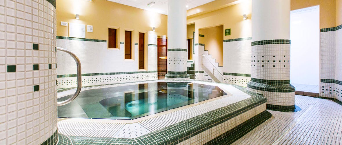 	Dunston Hall Hotel, Spa and Golf Resort Jacuzzi Room