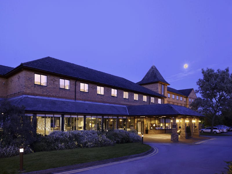 DoubleTree by Hilton Sheffield Park Hotel Exterior at Night