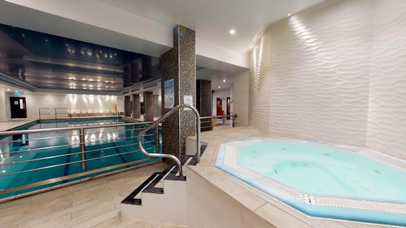 Kensington Health Club and Spa at the Holiday Inn Jacuzzi