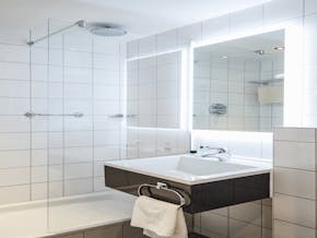 Mercure Birmingham West Bathroom