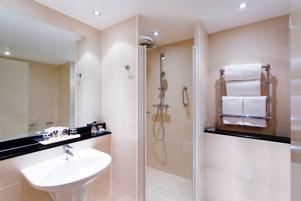 Mercure Sheffield St Paul's Hotel and Spa Bathroom