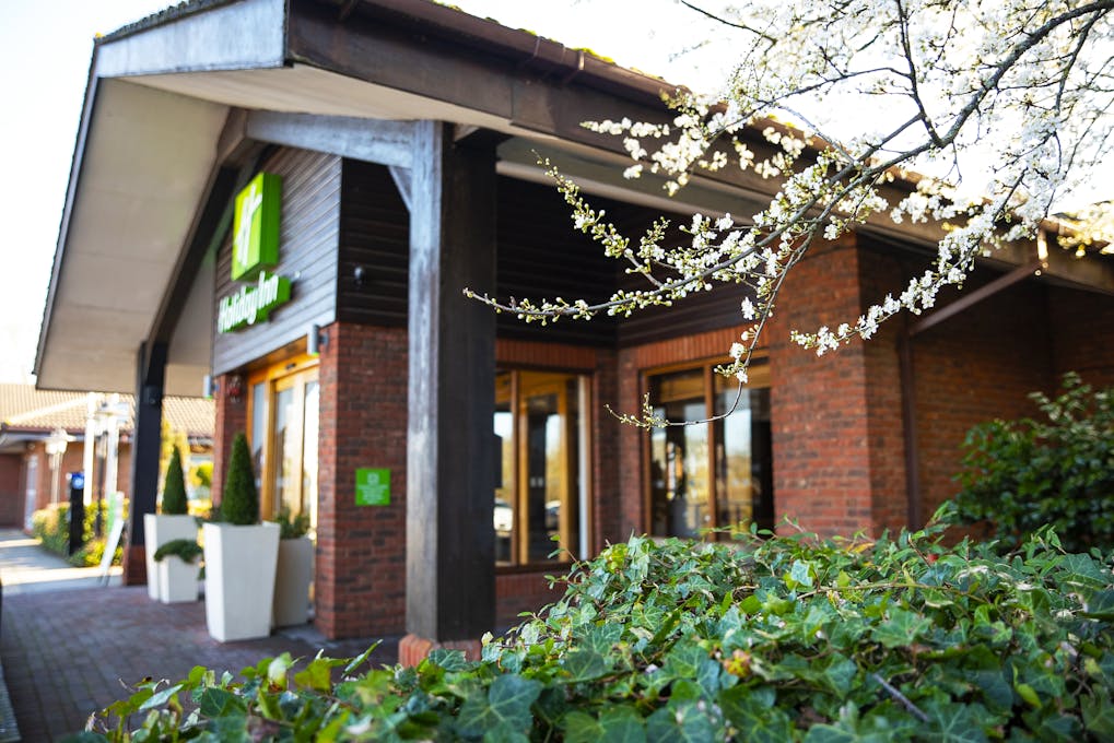  Natural Light at The Holiday Inn Guildford Entrance