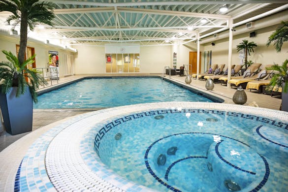  Natural Light at The Holiday Inn Guildford Pool and Jacuzzi