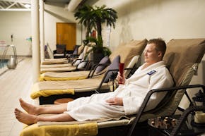  Natural Light at The Holiday Inn Guildford Poolside Loungers