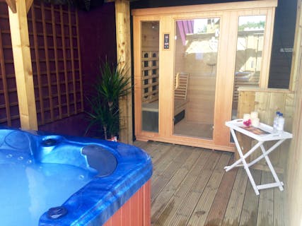 Cranberries Hideaway Jacuzzi