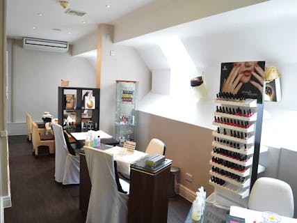 Mercure Warwickshire Walton Hall Spa Nail Stations