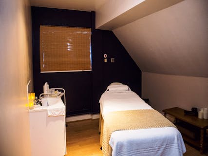 Mercure Warwickshire Walton Hall Spa Treatment Room